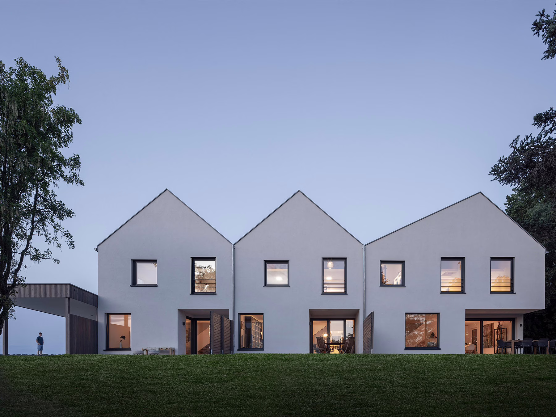 Reinhard. Architektur. Energie. Beratung. - Neubau eines Mehrfamilienhauses im Reihenhausstil mit drei Wohneinheiten in Holzrahmenbauweise als KfW-Effizienzhaus in Eisingen.